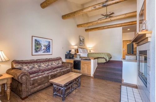 Bass Lake Hotel | Waterside Retreat with Breakfast (Select Stays) Steps from Bass Lake Recreation