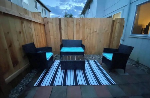 Thurston Apartment | WELCOME TO DEWEY DUCK HOUSE-B! 2BR & 2BA 6-Guests