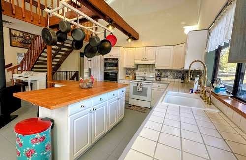 Greer Cabin | Welcome to The Hen House in Greer! Wraparound Porch, Movie Room & Coffee Bar