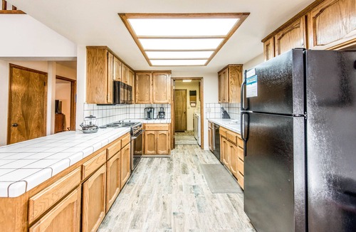 Shaver Lake Cabin | Welcoming Cabin with WiFi, Spacious Deck, & Outdoor Seating