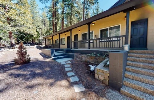 Kings Beach House | Welcoming hotel with lakeview, golf, skiing, WiFi, & Netflix