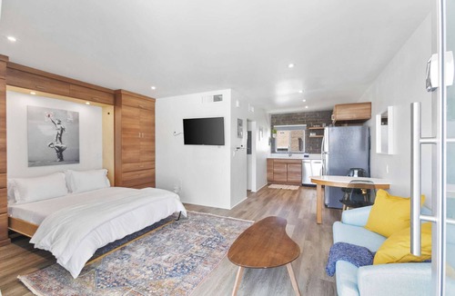 Roosevelt Condo | Well appointed DTPH Studio w Pool and Parking