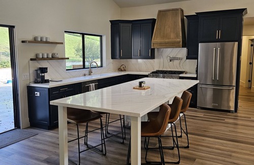 Templeton House | West Side 3BR/3BA - En suite layout, Pool&Hot Tub, nestled in oak covered hills!