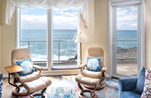 Depoe Bay Condo | Whale Watch Condo with Ocean Views & Pool