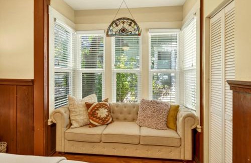 Historic Railroad District House | Whimsy On B- 1 block to downtown Ashland