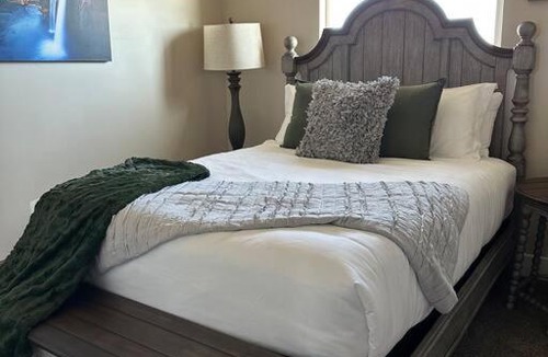 Cane Beds Villa | White Rocks-4beds, 3bath,hot tub