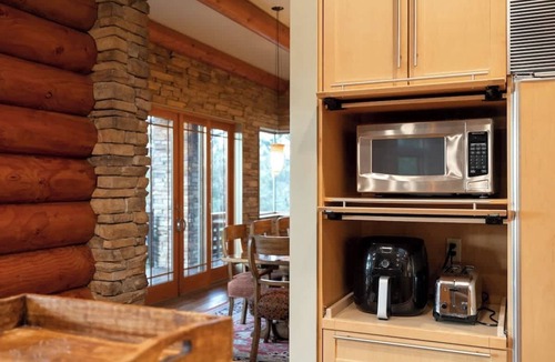 Upper Moonridge House | Wild Horse Estate. Huge spa. 17 Acres. EV, A/C!