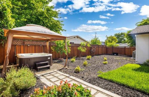 Livermore House | Wine Country EscapeHot TubPool TableSleeps 12