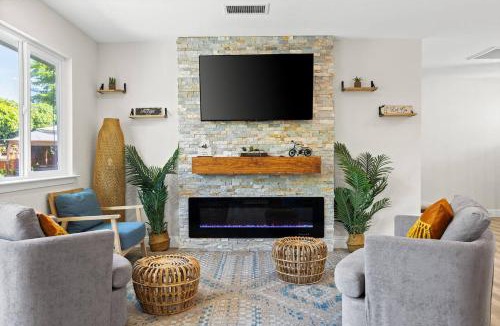 Livermore House | Wine Country EscapeHot TubPool TableSleeps 12
