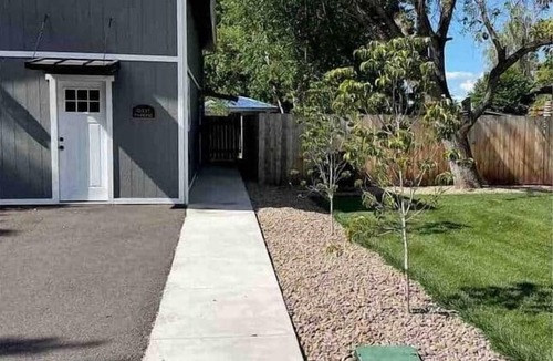Medford House | Wine Country Hot Tub Near Jacksonville King Bed