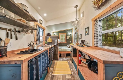 Sherwood House | Winery Getaway Pets Welcome BBQ & Fresh Air Shower