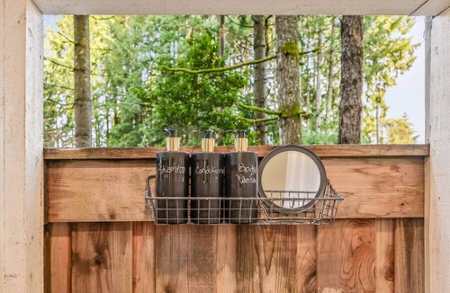 Sherwood House | Winery Getaway Pets Welcome BBQ & Fresh Air Shower