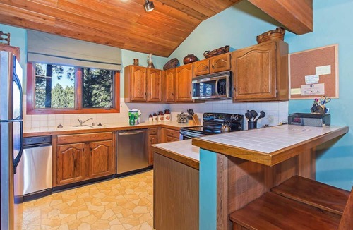 Mammoth Lakes Condo | Winterset #18 | Shared Amenities Access | Year-Round Activities!