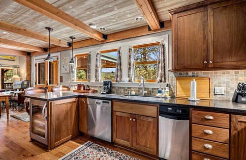 Groveland Cottage | Wonderful Family Glamping Vacation Destination: A Beautiful Cottage by Pine Mountain Lake in Groveland, California