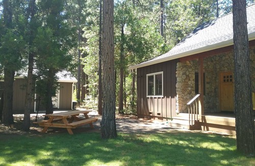 Burney House | Wonderful Winter Escape with Mountain views in Forest-like setting