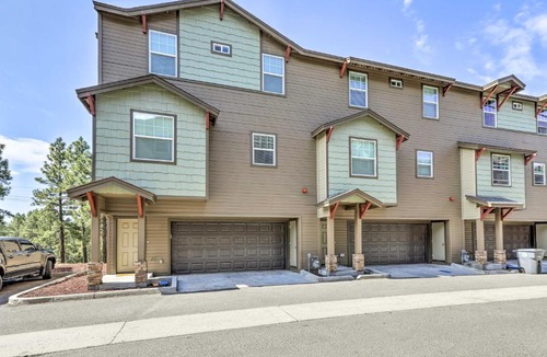 Flagstaff House | Woodsy Flagstaff Townhome about 5 Mi to Snow Park