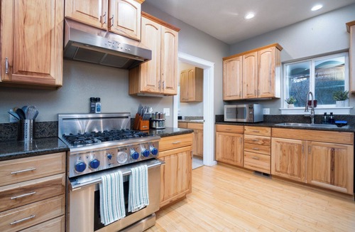 Winchester House | Xenia Retreat- North Roseburg Area Family Retreat with Seasonal Pool