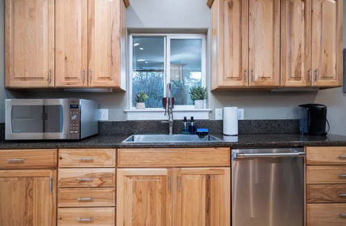 Winchester House | Xenia Retreat- North Roseburg Area Family Retreat with Seasonal Pool