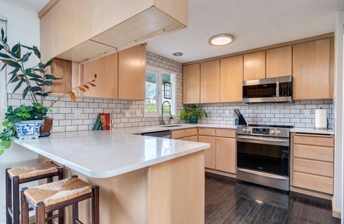 Vancouver House | Yellow Door Ranch - Convenient comfort, mid-century style! Great for families!