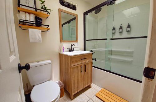 Oakhurst House | Yosemite Gateway Cottage - King Suite - Mountain Views