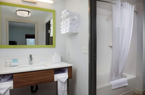 Sherwood - Tualatin North Hotel | Your Dream Getaway! Free Breakfast, Pool, Pets Allowed, Free Parking!