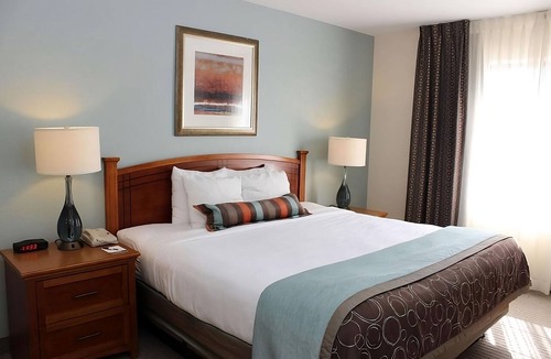 Vancouver Hotel | Your Home Away From Home! Kitchenette, Free Parking, with Breakfast, Pool!