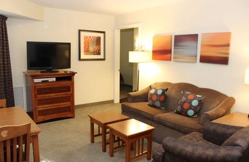 Vancouver Hotel | Your Home Away From Home! 3 Comfortable Units, Free Breakfast, Outdoor Pool!