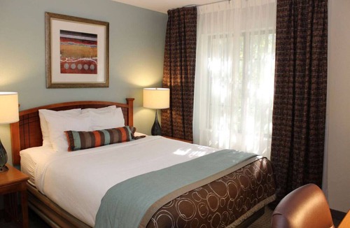 Vancouver Hotel | Your Home Away From Home! 3 Comfortable Units, Free Breakfast, Outdoor Pool!
