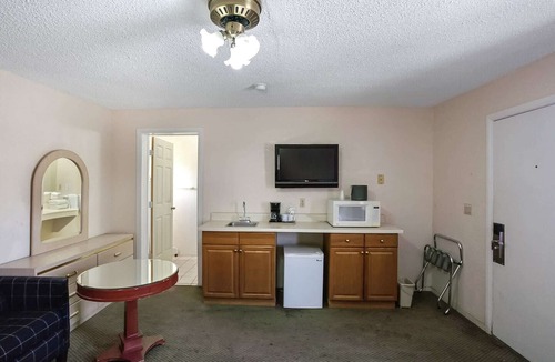 Yuma Apartment | Yuma AZ|Cozy Queen Bed