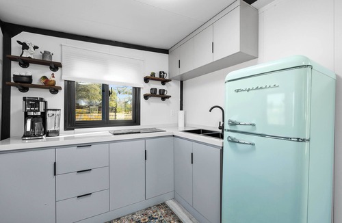 Williamson House | Zebra Ranch 2-br Tiny Home Mtn View Trails Brbq