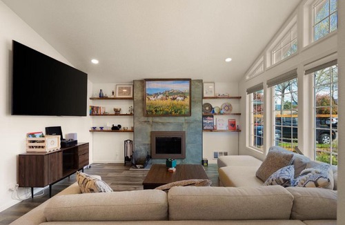 Harlow House | Zen Den - 10 Minutes to Autzen & Downtown home