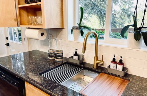 Amazon House | Zen Garden Retreat: 2 Queen + 2 Full near UO | Sunset Views