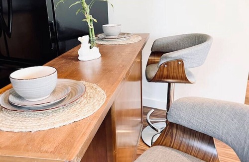 Amazon House | Zen Garden Retreat: 2 Queen + 2 Full near UO | Sunset Views