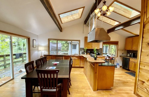 Zigzag Cabin | ZIGZAG Cabin! Nearby River and Mt Hood! Sleeps 12!