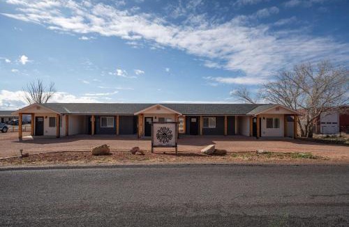 Kanab House | Zion-Bryce Basecamp suite Red Rock Views in Kanab UT