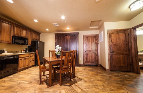 Zion National Park South Entrance Hotel | Zion Park Stay | 1 Unit | Queen Hillside Rooms 0.7 Miles From Zion Nature Center