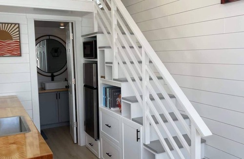 Apple Valley House | Zion Tiny Home Rooftop View Deck & Hot Tub