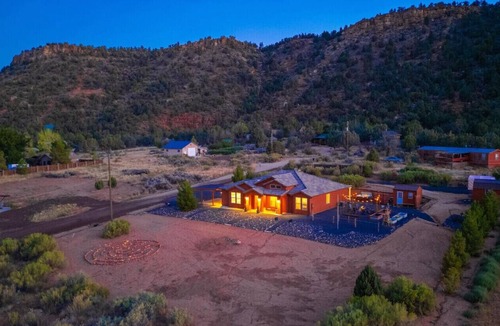 Apple Valley House | Zion views~Hot Tub~RV Parking~Sauna