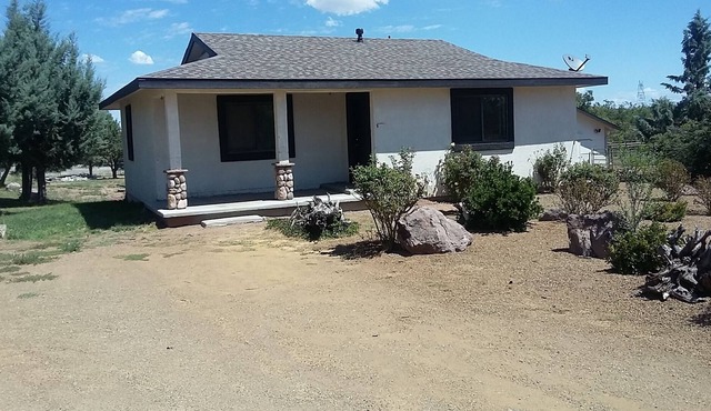 1 bedroom guest house w/horse property