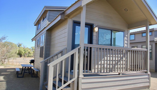1 Bedroom w/loft Deluxe Cabin Sleeps 6, 30 minutes to Sedona -No pets