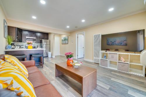 1 Block to Dtwn Pleasanton: Condo w/Pool Access