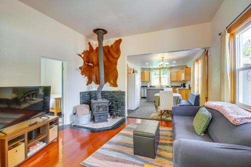 < 1 Mi to Coquille River: Cottage w/Private Yard!