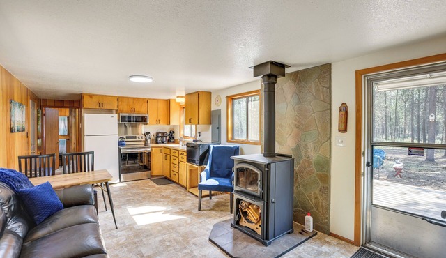 1 Mi to State Park: Peaceful La Pine Cabin w/Deck