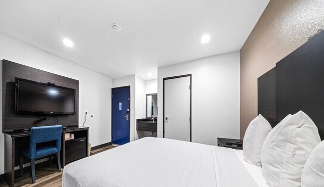 1 Queen Bed|Nsmk,Mini Fridge