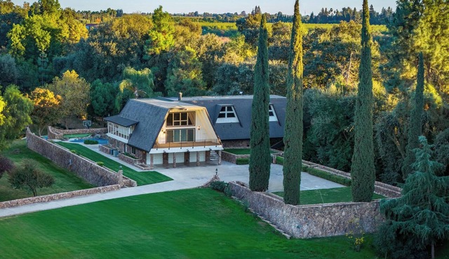13-Acre Luxury Waterfront Estate May Weekend Deal Sleeps 20+