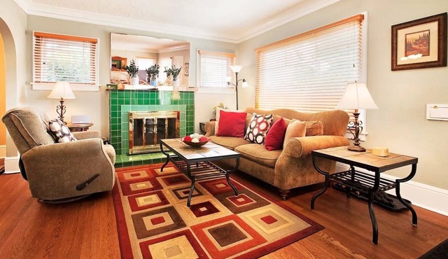 1925 Craftsman, Centrally Located, Hot Tub, Family and Kid-Friendly, Large Groups/Gatherings