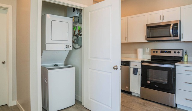 1BR/1BA w/King Bed – Prime Location