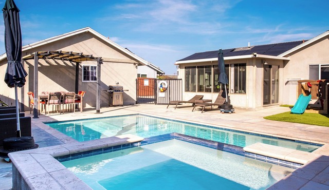 1mile to Disneyland family friendly House with a pool, hot tub, and game room