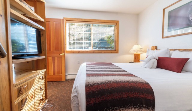 2 BDR Suite | Kitchen, Outdoor Pool, Free Parking | Near Lake Tahoe Beach