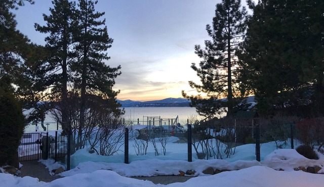 2 Bedroom| Full Kitchen | Hot Tub | Near Lake Tahoe Beach